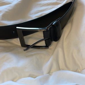 New Roundtree & Yorke black leather belt with dark gunmetal hardware